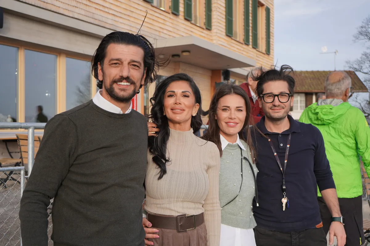 Man sieht vier Personen in Porträtform. 